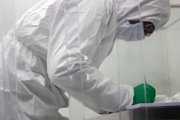 Test Analizi Koruyucu Giysi Coronavirus — Stok fotoğraf