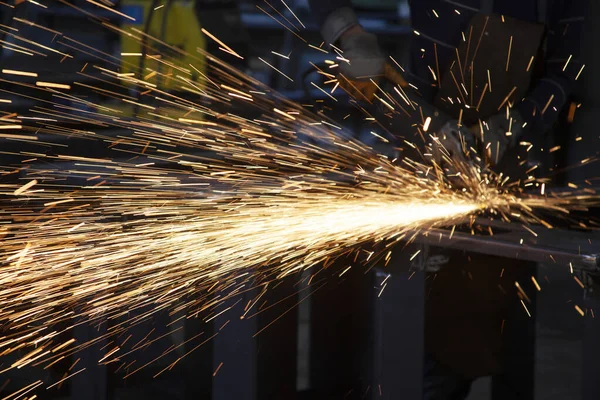 Trabalhador Metal Irreconhecível Moagem Metal Com Uma Serra Elétrica — Fotografia de Stock