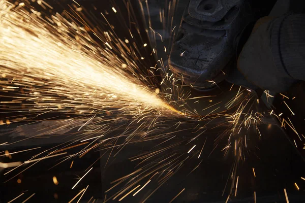 Trabalhador Metal Irreconhecível Moagem Metal Com Uma Serra Elétrica — Fotografia de Stock