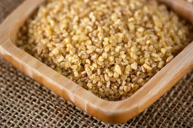 Tahta tabakta çiğ buğday taneleri