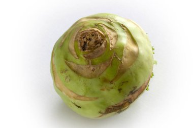 Yeşil yapraklı taze kohlrabi. 