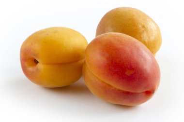 Beyaz arkaplanda kayısılar