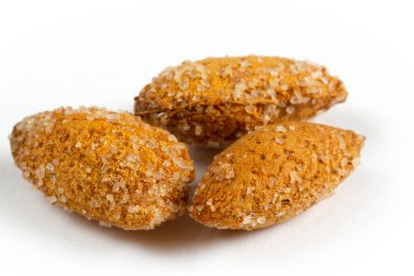 Kızarmış, kabuklu ve tuzlu badem.