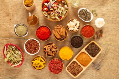 Arka plan olarak çeşitli baharatlar ve otlar.
