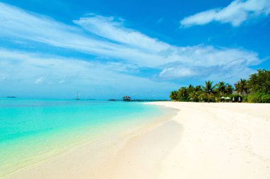 Şezlong ve şemsiyeler Hint Okyanusu, Maldivler Island ile güzel kumlu plaj