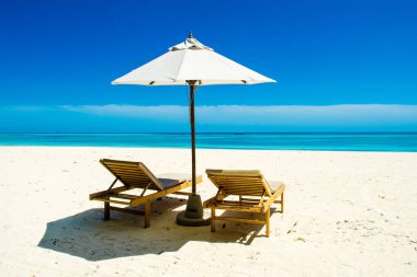 Şezlong ve şemsiyeler Hint Okyanusu, Maldivler Island ile güzel kumlu plaj