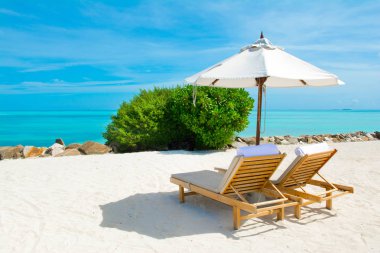 Şezlong ve şemsiye kum plajındaki, Maldivler Adası ile güzel manzara 