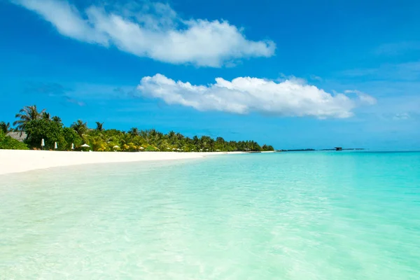 Prachtig zandstrand met ligbedden en parasols in Indische Oceaan — Stockfoto