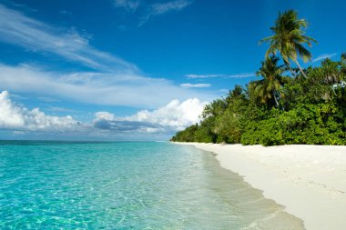 Hint Okyanusu, Maldivler kumlu plaj güzel bulutlu panoramik manzara