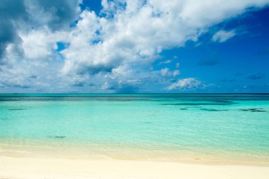 Güzel turkuaz Hint okyanusu manzarası, Maldivler adaları.