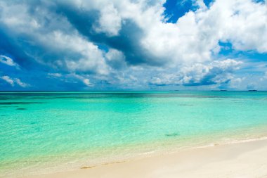 Güzel turkuaz Hint okyanusu manzarası, Maldivler adaları.