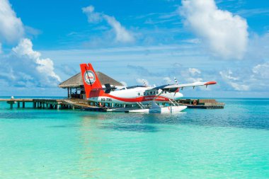 Güney atol, Dhidhoofinolhu, Maldivler - 04 Temmuz 2017: tropik adaları, Maldivler, yakınındaki Hint Okyanusu'nun berrak turkuaz su içinde 04 Temmuz 2017 deniz uçağı