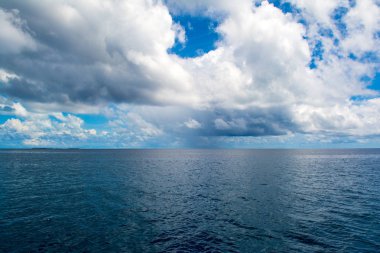 Güzel turkuaz Hint okyanusu manzarası, Maldivler adaları.