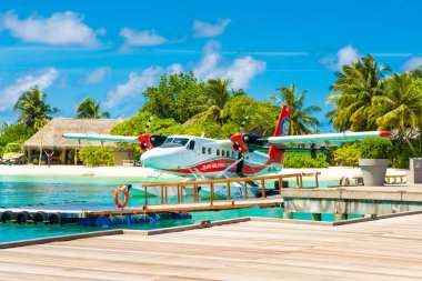 Güney atol, Dhidhoofinolhu, Maldivler - 04 Temmuz 2017: tropik adaları, Maldivler, yakınındaki Hint Okyanusu'nun berrak turkuaz su içinde 04 Temmuz 2017 deniz uçağı