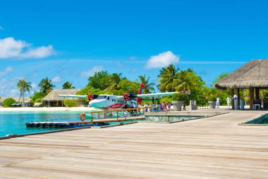 Güney atol, Dhidhoofinolhu, Maldivler - 04 Temmuz 2017: tropik adaları, Maldivler, yakınındaki Hint Okyanusu'nun berrak turkuaz su içinde 04 Temmuz 2017 deniz uçağı