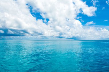 Güzel turkuaz Hint okyanusu manzarası, Maldivler adaları.