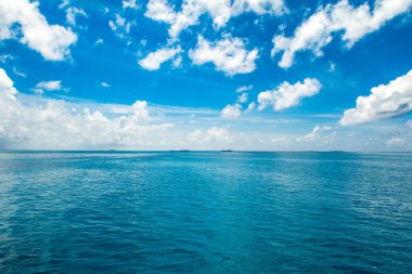 Güzel turkuaz Hint okyanusu manzarası, Maldivler adaları.