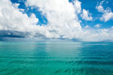 Güzel turkuaz Hint okyanusu manzarası, Maldivler adaları.