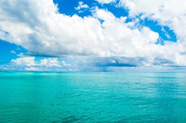 Güzel turkuaz Hint okyanusu manzarası, Maldivler adaları.