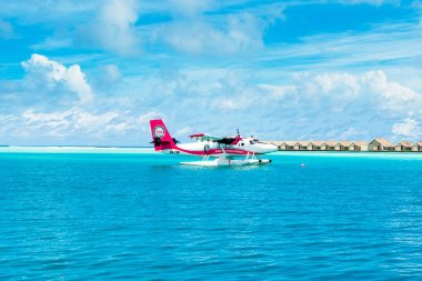 Güney atol, Dhidhoofinolhu, Maldivler - 08 Temmuz 2017: tropik adaları, Maldivler, yakınındaki Hint Okyanusu'nun berrak turkuaz su içinde 08 Temmuz 2017 deniz uçağı