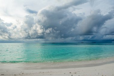 Hint Okyanusu'nun kumlu plaj fırtına öncesi sessizlik bulutlu peyzaj