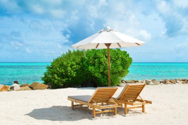 Şezlong ve şemsiyeler Hint Okyanusu, Maldivler Island ile güzel kumlu plaj