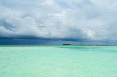 Hint Okyanusu'nun kumlu plaj fırtına öncesi sessizlik bulutlu peyzaj