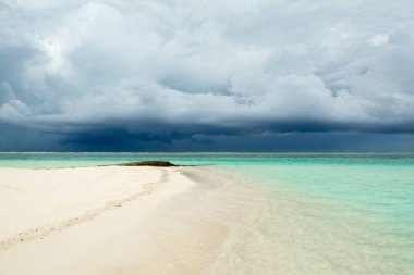 Hint Okyanusu'nun kumlu plaj fırtına öncesi sessizlik bulutlu peyzaj