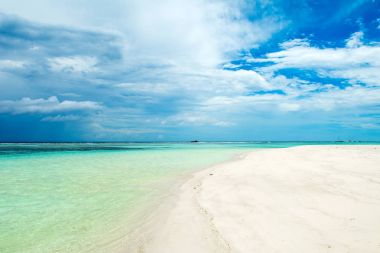 Kumlu plaj ve açık turkuaz Hint Okyanusu, Maldiv Adaları güzel manzara