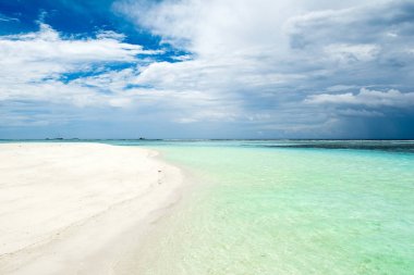 Hint Okyanusu'nun kumlu plaj fırtına öncesi sessizlik bulutlu peyzaj