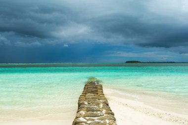 Hint Okyanusu'nun kumlu plaj fırtına öncesi sessizlik bulutlu peyzaj