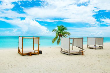 Chill lounge bölge kumlu plajda, Maldivler Adası 