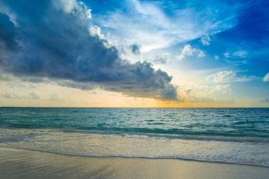 Maldivler Island kumlu plaj renkli gökyüzü ve dalgalı deniz üzerinde dramatik bulutlar güzel günbatımı manzara