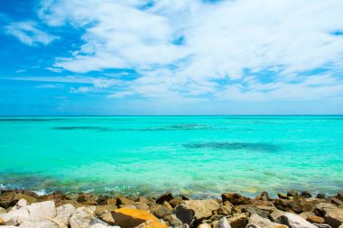 Güzel manzara ile kayalık Beach temizlemek turkuaz Hint Okyanusu, Maldiv Adaları