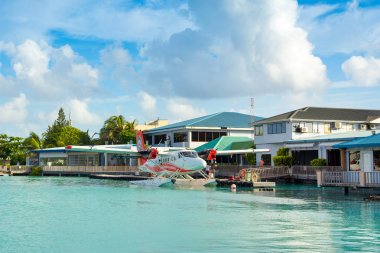Male, Maldivler - 04 Temmuz 2017: deniz uçağı yakınındaki havaalanında erkek, Maldivler, 04 Temmuz 2017 ahşap iskele