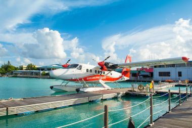 Male, Maldivler - 04 Temmuz 2017: deniz uçağı yakınındaki havaalanında erkek, Maldivler, 04 Temmuz 2017 ahşap iskele