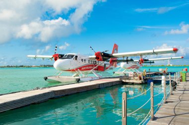 Male, Maldivler - 04 Temmuz 2017: deniz uçağı yakınındaki havaalanında erkek, Maldivler, 04 Temmuz 2017 ahşap iskele
