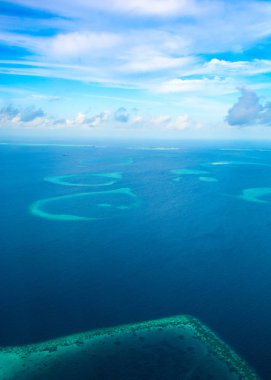 Hint Okyanusu, Maldivler Atoll içinde deniz uçağı penceresinden havadan görünümü