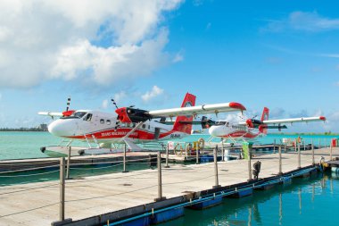 Male, Maldivler - 04 Temmuz 2017: deniz uçağı yakınındaki havaalanında erkek, Maldivler, 04 Temmuz 2017 ahşap iskele