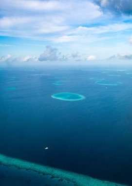 Hint Okyanusu, Maldivler Atoll içinde deniz uçağı penceresinden havadan görünümü
