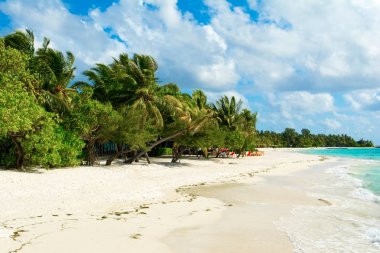 Hint Okyanusu, Maldivler kumlu plaj güzel bulutlu panoramik manzara
