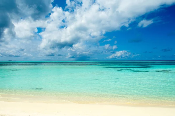 Güzel turkuaz Hint okyanusu manzarası, Maldivler adaları.