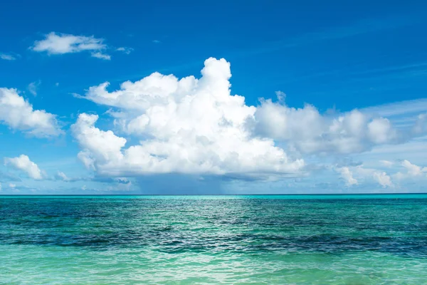 Güzel turkuaz Hint okyanusu manzarası, Maldivler adaları.