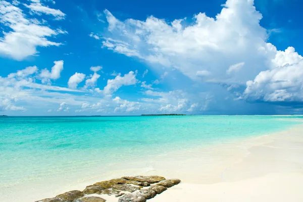 澄んだターコイズブルーのインド洋 モルディブの島々の美しい風景 — ストック写真