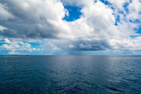 Güzel turkuaz Hint okyanusu manzarası, Maldivler adaları.