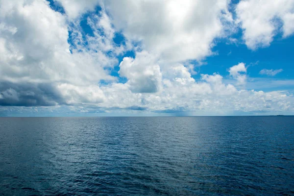 Hint Okyanusu'nun kumlu plaj fırtına öncesi sessizlik bulutlu peyzaj