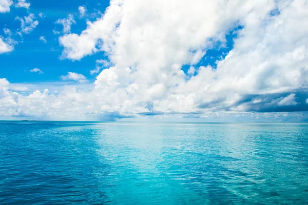 Güzel turkuaz Hint okyanusu manzarası, Maldivler adaları.