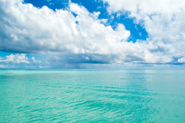 Güzel turkuaz Hint okyanusu manzarası, Maldivler adaları.