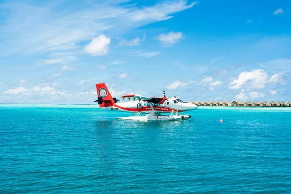 Güney atol, Dhidhoofinolhu, Maldivler - 04 Temmuz 2017: tropik adaları, Maldivler, yakınındaki Hint Okyanusu'nun berrak turkuaz su içinde 04 Temmuz 2017 deniz uçağı