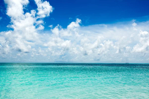 Güzel turkuaz Hint okyanusu manzarası, Maldivler adaları.